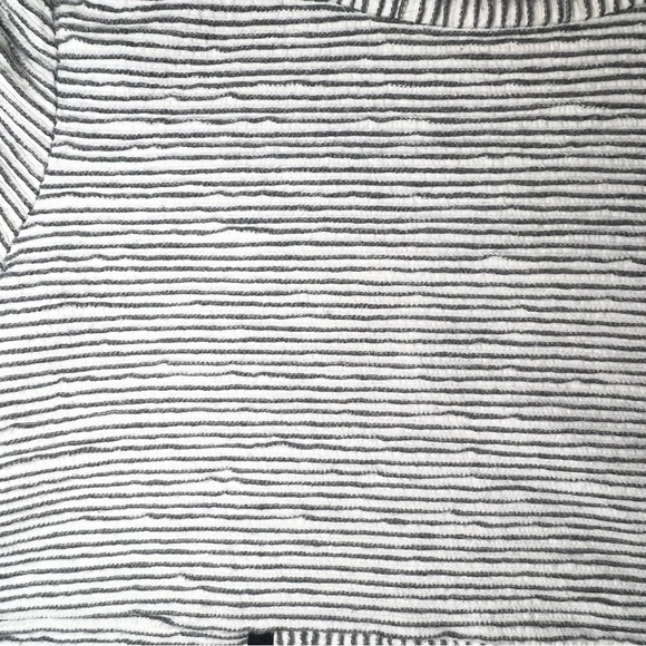 The North Face Women’s Textured Stripe Pullover with Front Pocket Size Medium - Picture 5 of 13